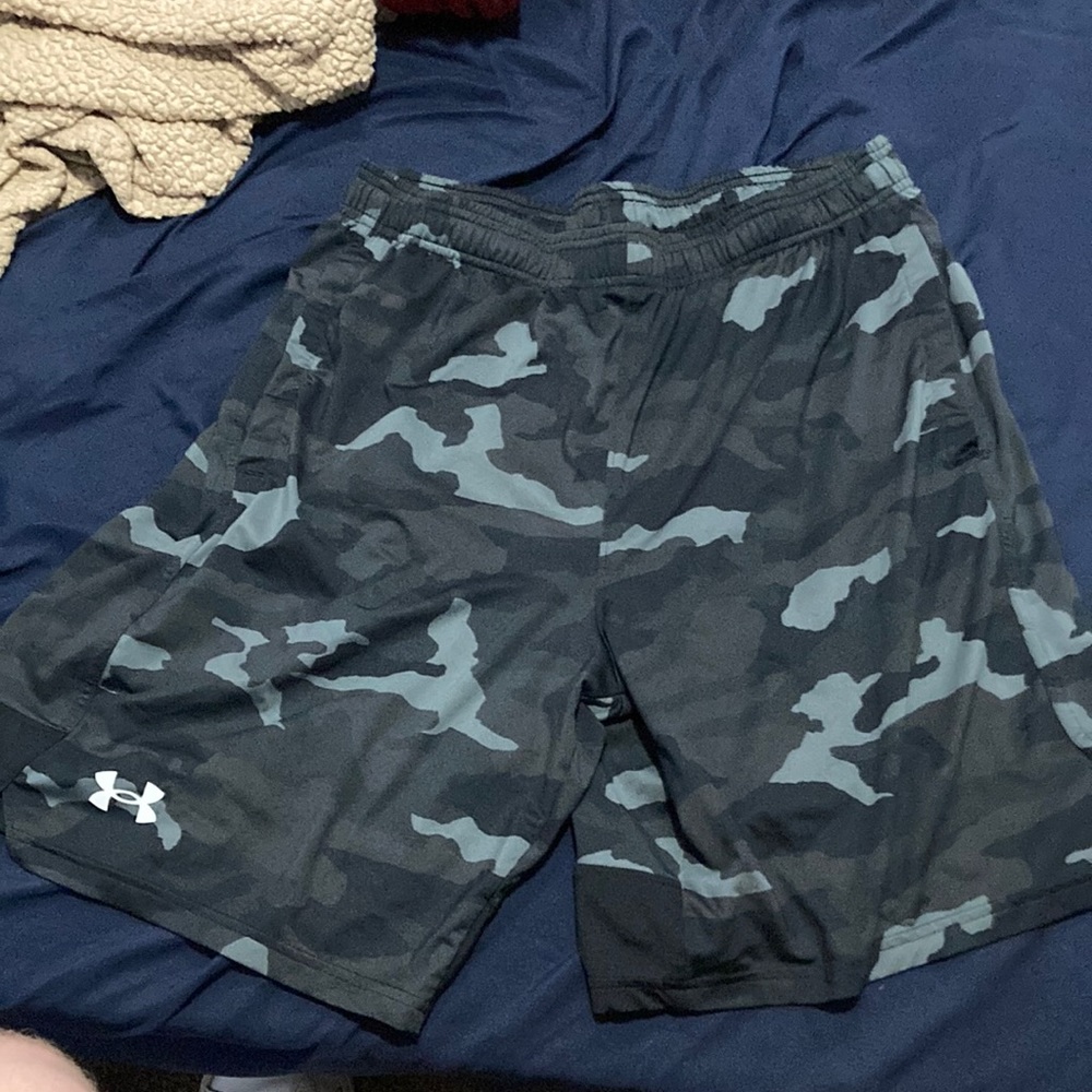 Under Armour Size Large Black/Grey camp shorts
